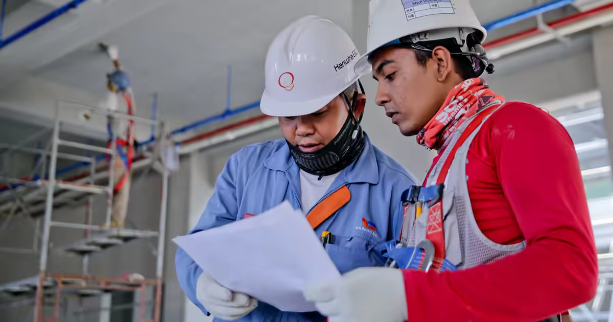 Tim konstruksi memeriksa gambar kerja sebelum pekerjaan dimulai