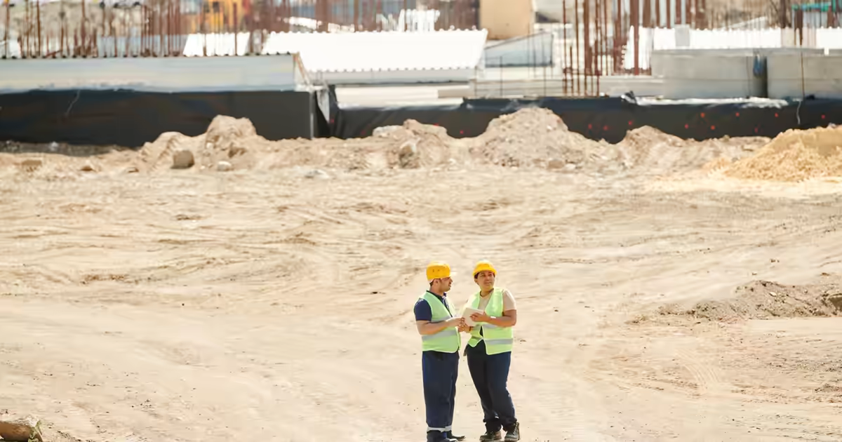 Tim konsultan meninjau lokasi proyek sebelum menyusun perencanaan bangunan